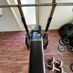 ベンチプレス、EZバー（錆あり）、ダンベル、各種プレートの画像