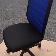 🔴山口市、学習イスなど、￥3300美品・その他🔴黒・青のツートンカラー🔴特によごれ・キズ・変色は無くきれいですの画像