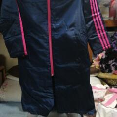 adidasベンチコートの画像