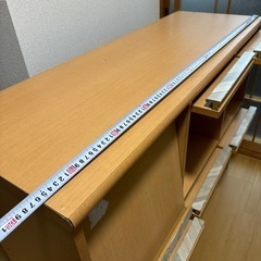 ブックシェルフ付き収納棚の画像
