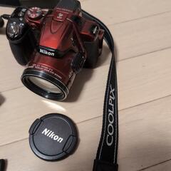 NIKONカメラ　充電器、レンズカバー、ストラップ付きの画像
