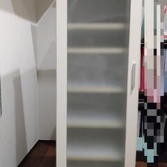 半透明のガラス扉付きの書類棚の画像