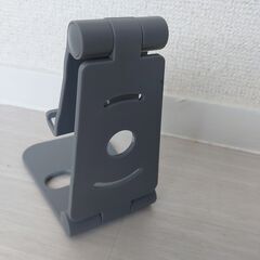グレーの折りたたみ式携帯電話/スマートフォン スタンド - 新品同様の画像