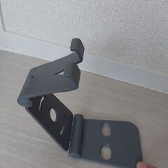グレーの折りたたみ式携帯電話/スマートフォン スタンド - 新品同様の画像