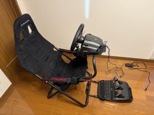 ハンドルコントローラとレーシングコックピットのセット