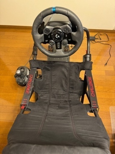 ハンドルコントローラとレーシングコックピットのセット