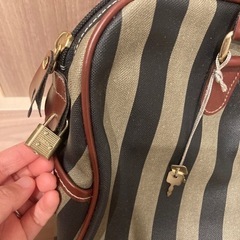 ボストンバッグ　鍵付きの画像
