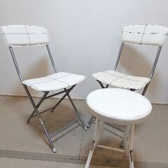 白い折りたたみ式椅子の画像