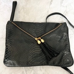 黒革のバッグ