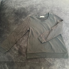 黒いトップス