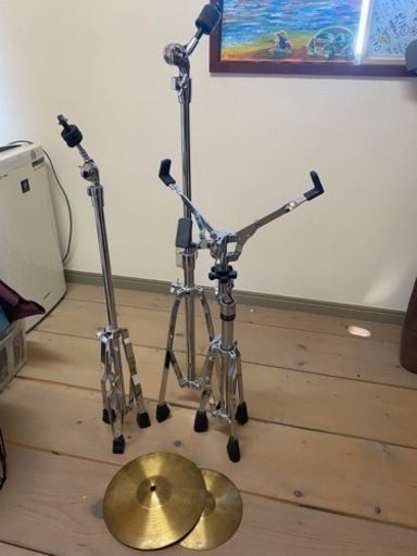 シンバル　シンバルスタンドなど。