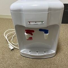 ペットボトルのウォーターサーバーと棚