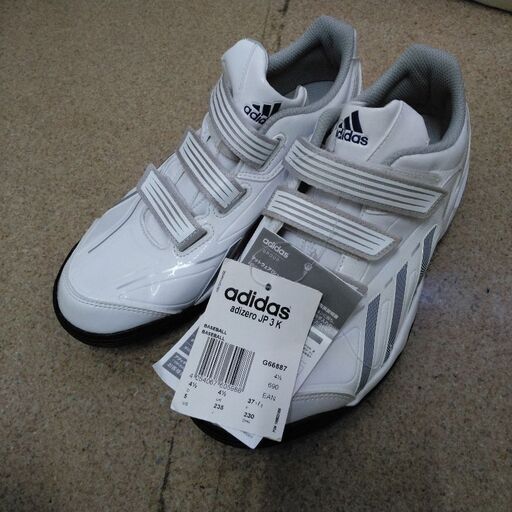 新品adidasスニーカー