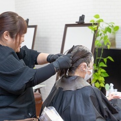 オープニングスタッフ急募！白髪染め専門 美容師 カラーリスト募集！日曜休み！完全シフト制！カット、ブロー、セットはありません！の画像