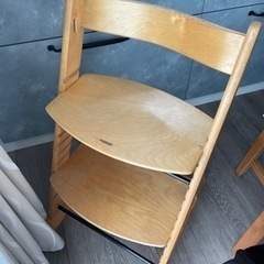 木製ハイチェアの画像