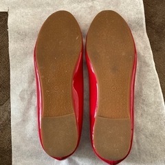 赤いバレエシューズの画像