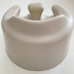 Bumbo バンボ　人気色　サンドベージュ　テーブルの画像
