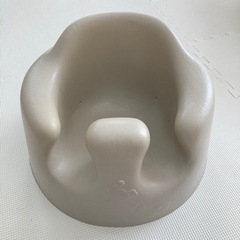 Bumbo バンボ　人気色　サンドベージュ　テーブルの画像