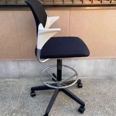 ハイテーブルとハイチェアーのセットの画像