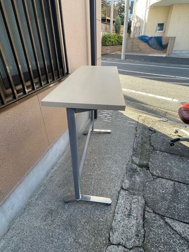 ハイテーブルとハイチェアーのセット