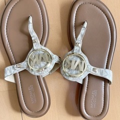 夏🏖️激カワ🩷マイケルコースサンダル　　6Mの画像