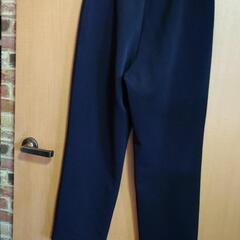 レディースの黒ズボンの画像