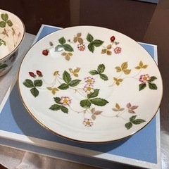 新品　3点セット✖️2 　WEDGWOOD ワイルドストロベリー　ティーカップ　ソーサー　ケーキ皿　セットの画像
