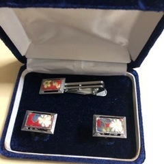 ケース入りカフスボタンとネクタイピン