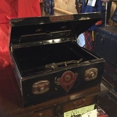 壊れた古い金庫【F00461】