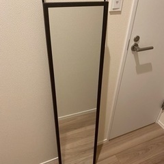 壁にかけられる全身鏡の画像