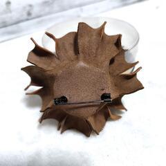 美品♡コサージュ   ブローチ♡ 本革の画像