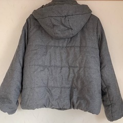 中古　レディース　アウター　M〜LLサイズ　フード付き　ジャケット　グレー　冬物　前ファスナー　中綿　防寒着の画像