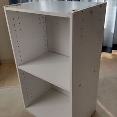 【無料「お譲りします」】☆カラーボックス☆2段☆A4サイズ☆木製ラック☆本/飾り棚☆収納家具☆ホワイト☆中古☆やや破損・使用感ありの画像