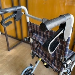 車椅子　車イス　簡易型？　折り畳み式　ブレーキ付きの画像