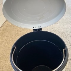 ゴミ箱、大小セット、ペダル式開閉、ニトリの画像