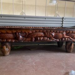 高級木彫りガラスローテーブルの画像