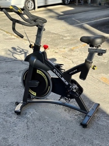 【お値下げしました！】Cyclace スピンバイクフィットネスバイク 本格的ホイール16kg 摩擦負荷無段階 静音 スマホトレー ハンドル/サドル調整可 移動キャスター付き トレーニングマシン エクササイズマシン No2611