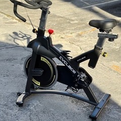 【お値下げしました！】Cyclace スピンバイクフィットネスバイク 本格的ホイール16kg 摩擦負荷無段階 静音 スマホトレー ハンドル/サドル調整可 移動キャスター付き トレーニングマシン エクササイズマシン No2611