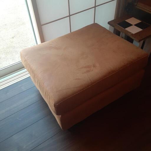 レザーファブリックのオットマン