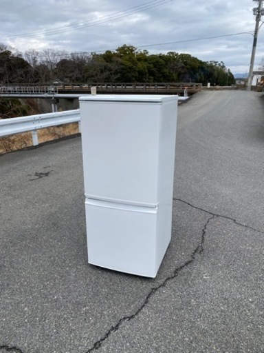 ‍♀️☘️大阪市から阪南市まで配達設置無料‍♀️シャープ冷蔵庫　137L保証有り