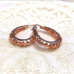 しずく型 透かしフープピアス ハワイアンジュエリー ピンクゴールド アンティーク調の画像