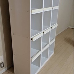 お値下げ！　フラップシェルフ ディスプレイラック 4列4段 (2段重ね) 跳ね上げ式 ホワイト W1120 D390 H1640 中古美品 ③の画像