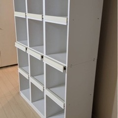 お値下げ！　フラップシェルフ ディスプレイラック 4列4段 (2段重ね) 跳ね上げ式 ホワイト W1120 D390 H1640 中古美品 ③の画像