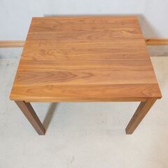 無印良品(MUJI)のウォールナット無垢材ダイニングテーブルです。落ち着いた色合いはスタイリッシュな印象も与えるコンパクトな2人用テーブル。北欧スタイルやナチュラルモダンなインテリアに♪