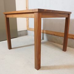 無印良品(MUJI)のウォールナット無垢材ダイニングテーブルです。落ち着いた色合いはスタイリッシュな印象も与えるコンパクトな2人用テーブル。北欧スタイルやナチュラルモダンなインテリアに♪