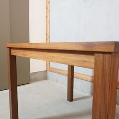無印良品(MUJI)のウォールナット無垢材ダイニングテーブルです。落ち着いた色合いはスタイリッシュな印象も与えるコンパクトな2人用テーブル。北欧スタイルやナチュラルモダンなインテリアに♪