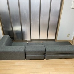 美品5000円に最終値下げ。締切2/10。最終値下げの理由は紹介文参照。セルタンおしゃれソファー 3人掛け、URL参照の画像