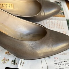日本製！Pitti グレーパンプス　23.5cmの画像