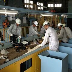 駅近くの屋内工場で金属類の取り分け作業