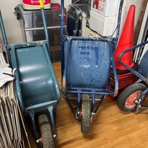 一輪車　ネコ　建設工事用　4台セット　早い物勝ち